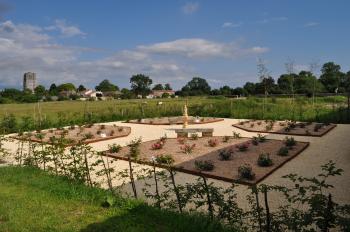 La roseraie d'Aliénor, château médiéval et parc de loisirs proche La Rochelle