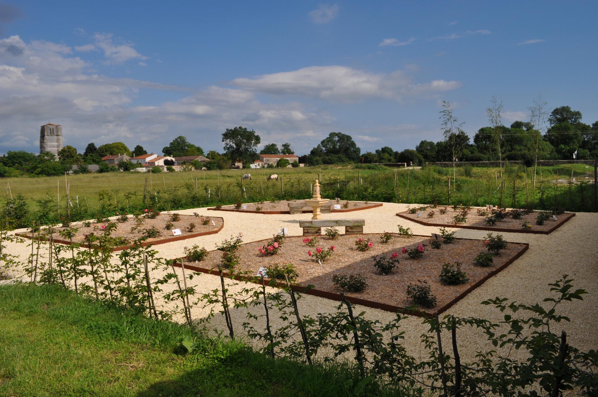 Aliénor Rose Garden - Fortified castle and medieval theme park in Charente Maritime