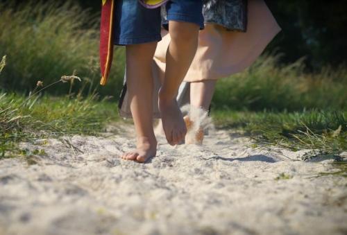 parcours pieds nus, activités en famille, animations, parc de loisirs, jardin médiéval, machines de guerre, catapultes, fête médiévale, parcours ludique, énigmes, jeux, visite château médiéval proche Rochefort, Chatelaillon