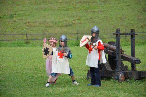 Des costumes pour rendre cette journée plus ludique et plus animée au château médiéval et parc de loisirs proche Rochefort, Chatelaillon, Fouras en Charente Maritime 