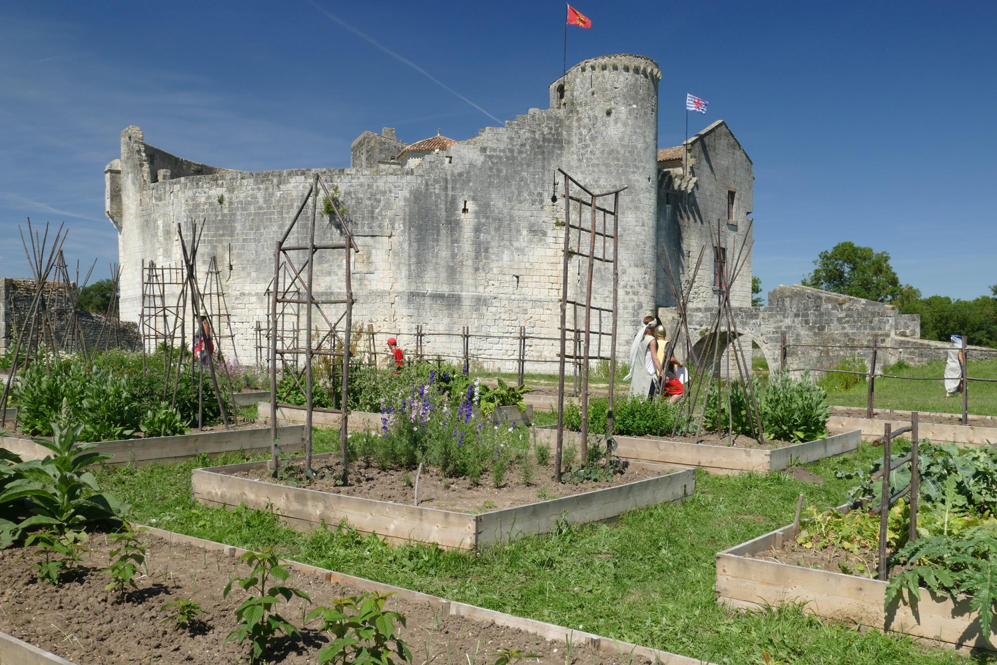 Un jardin d'inspiration médiévale - château médiéval et parc de loisirs proche Rochefort, Chatelaillon, Fouras en Charente Maritime