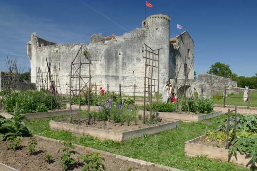 Un jardin d'inspiration médiévale, activités en famille, animations, parc de loisirs, jardin médiéval, machines de guerre, catapultes, fête médiévale, parcours ludique, énigmes, jeux, visite château médiéval proche Rochefort, Chatelaillon