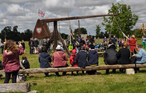 Tir au trébuchet, activités en famille, animations, parc de loisirs, jardin médiéval, machines de guerre, catapultes, fête médiévale, parcours ludique, énigmes, jeux, visite château médiéval proche Rochefort, Chatelaillon