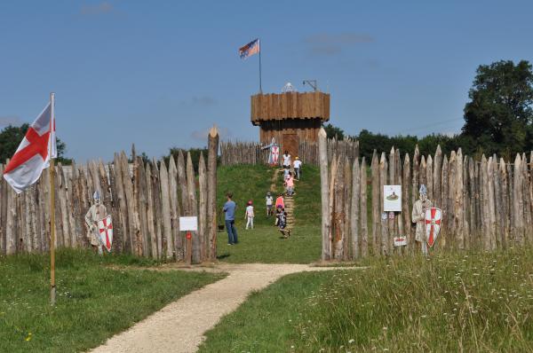 Sortie enfants dans le 17, activités en famille, animations, parc de loisirs, jardin médiéval, machines de guerre, catapultes, fête médiévale, parcours ludique, énigmes, jeux, visite château médiéval proche Rochefort, Chatelaillon, Fouras ...