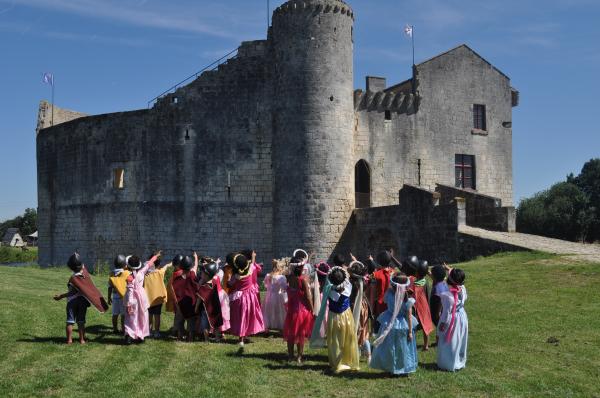 Visites guidees chateau, parc de loisirs proche Rochefort, jardin médiéval proche Oléron, catapultes, fête médiévale proche Royan, parcours ludique, sorties enfants proche Fouras, sortie famille en Charente Maritime 