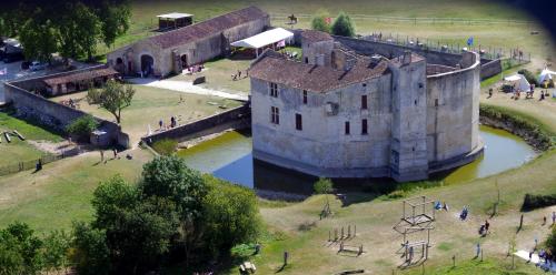 Proche Rochefort, Saintes, Ile d'Oléron, Royan, Fouras, La Rochelle, La Palmyre, Les Mathes en Charente Maritime : visites touristiques et culturelles de château en Poitou Charentes