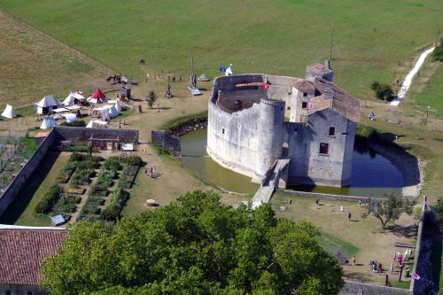 Divertissements en famille, visites de châteaux en Charente Maritime, Poitou Charente, parc de loisirs, parc d'attraction, fêtes médiévales, jardin médiéval, animaux de la ferme, jeux ludiques pour enfants